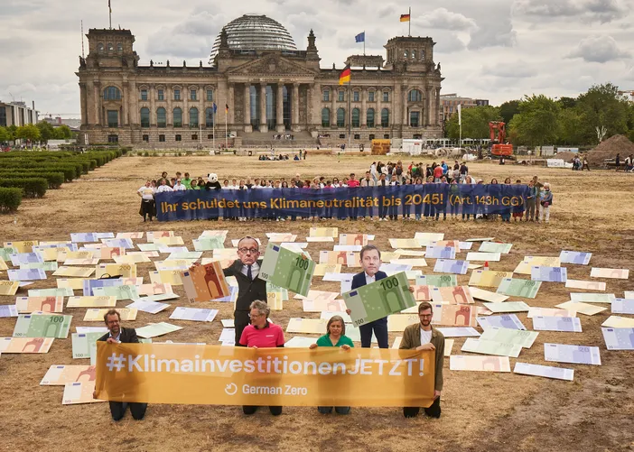 Initiative von GermanZero sendet ein breites Bündnis aus Umwelt- und Klimaschutzorganisationen vor dem Reichstag die klare Botschaft: