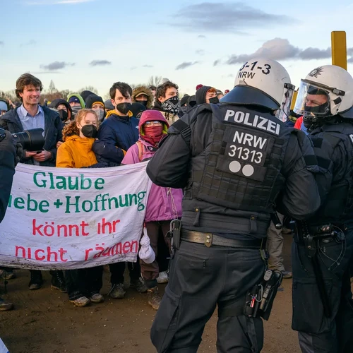 Lützerath, Aktivisten mit Glaube-Liebe-Hoffnung-Banner