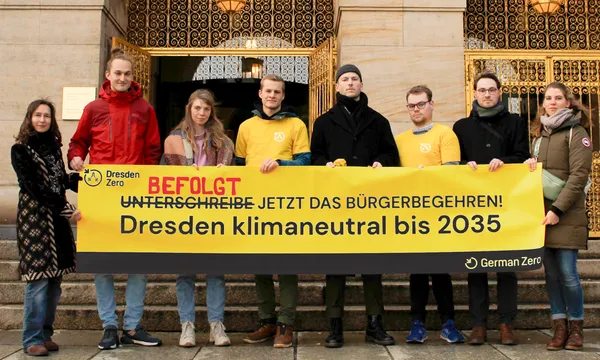 Im Dezember 2023 fordert DresdenZero vor dem Rathaus mehr Tempo beim Klimaschutzkonzept.